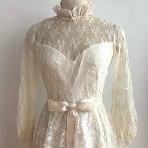 Vintage wedding dress with fascinator